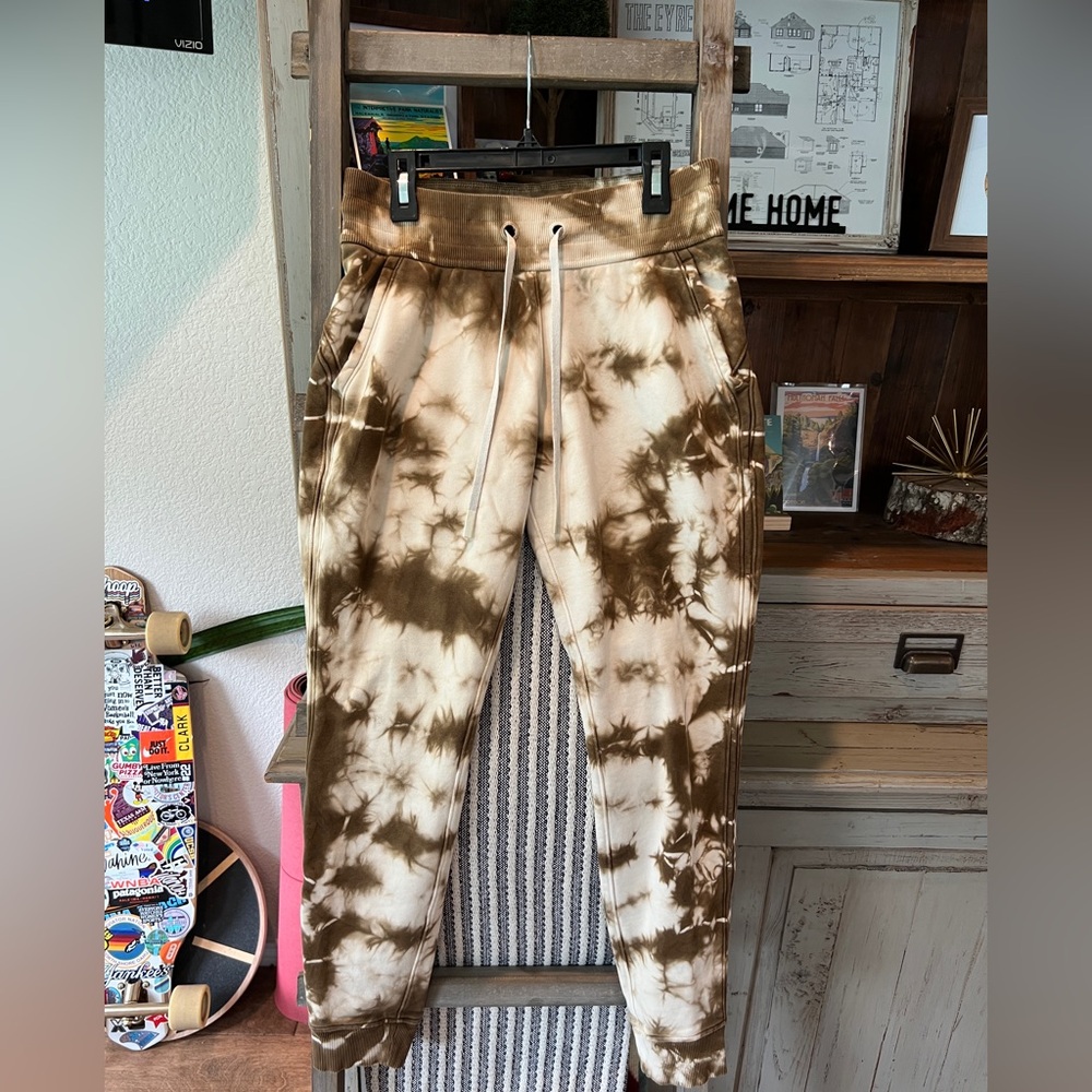 Lululemon women’s warm down jogger in earth dye size 4